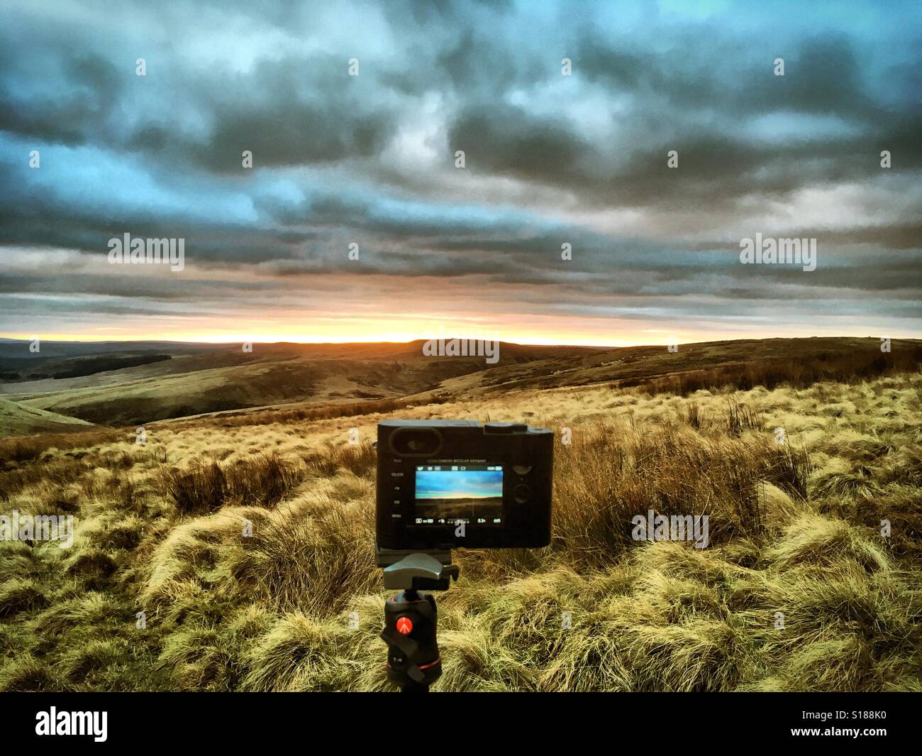 Eine Messsucherkamera Leica Q nimmt eine Langzeitbelichtung im Northumberland National Park bei Sonnenuntergang auf einem Stativ montiert Stockfoto