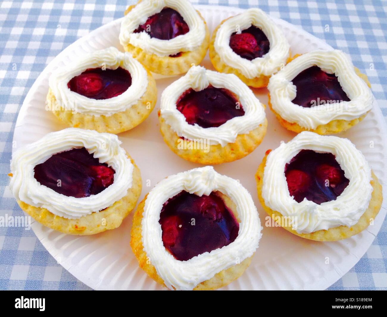 Hausgemachte Kirsche Kuchen mit Zuckerguss Stockfoto