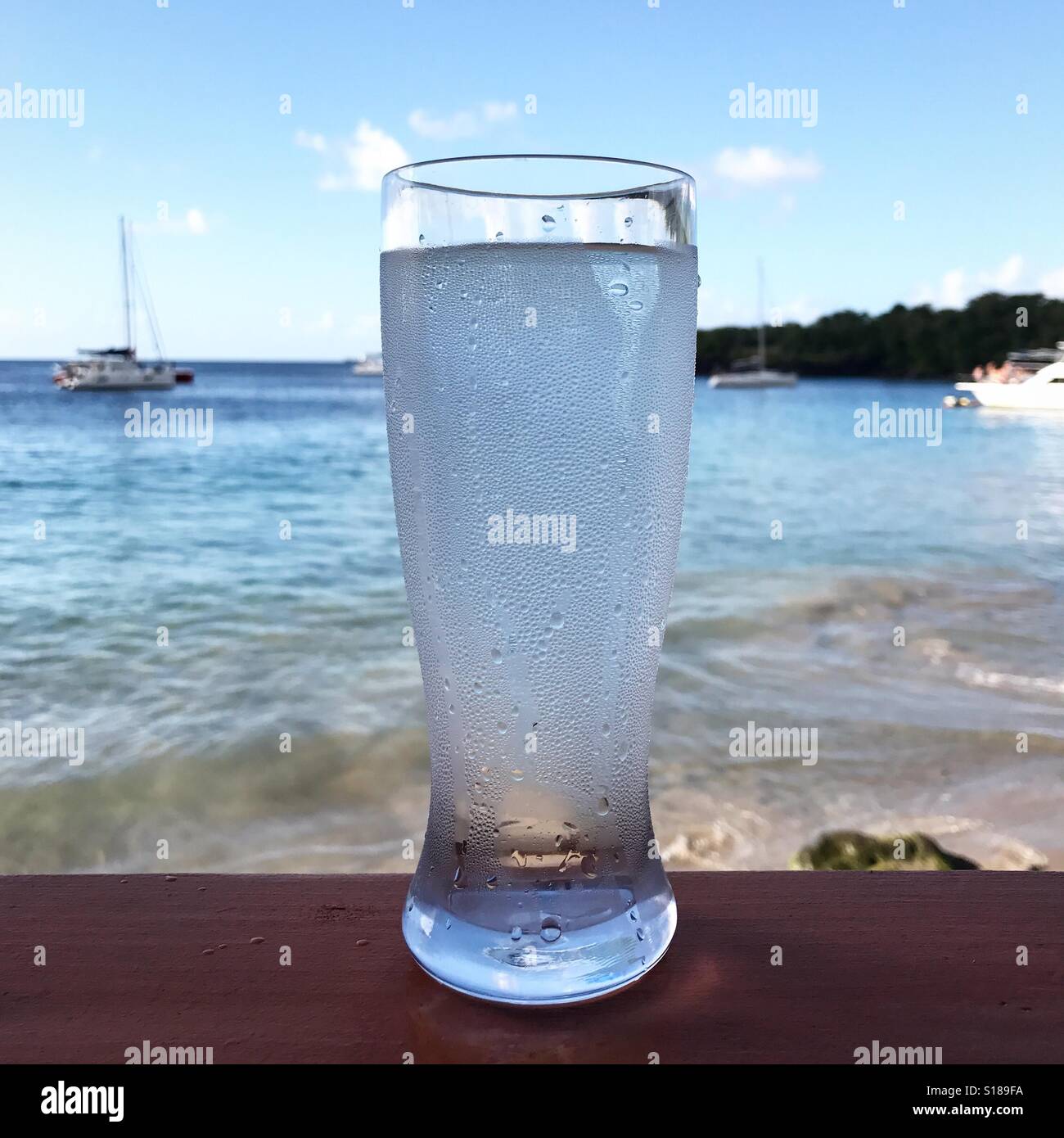 Glas Wasser mit Blick auf den Ozean Stockfoto