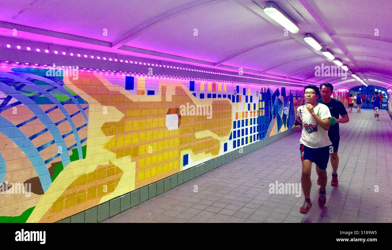 Singapur-Jogger in Singapurs Clark Quay Unterführung Stockfoto