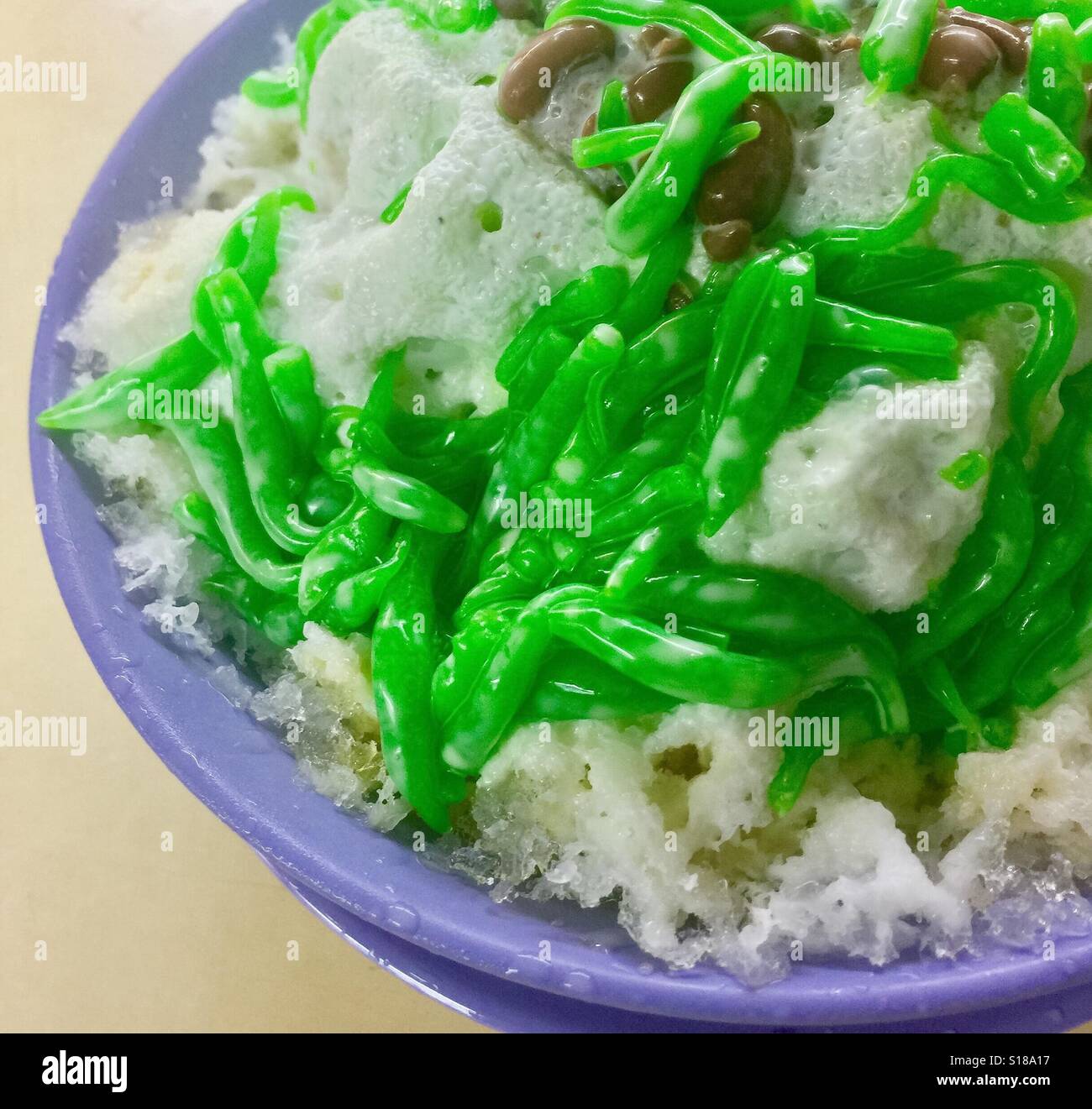 Singapur Dessert, Chendol - rasiert Eis serviert mit grünen Gelee, rote Bohnen, Palmzucker und Kokosnuss-Milch Stockfoto