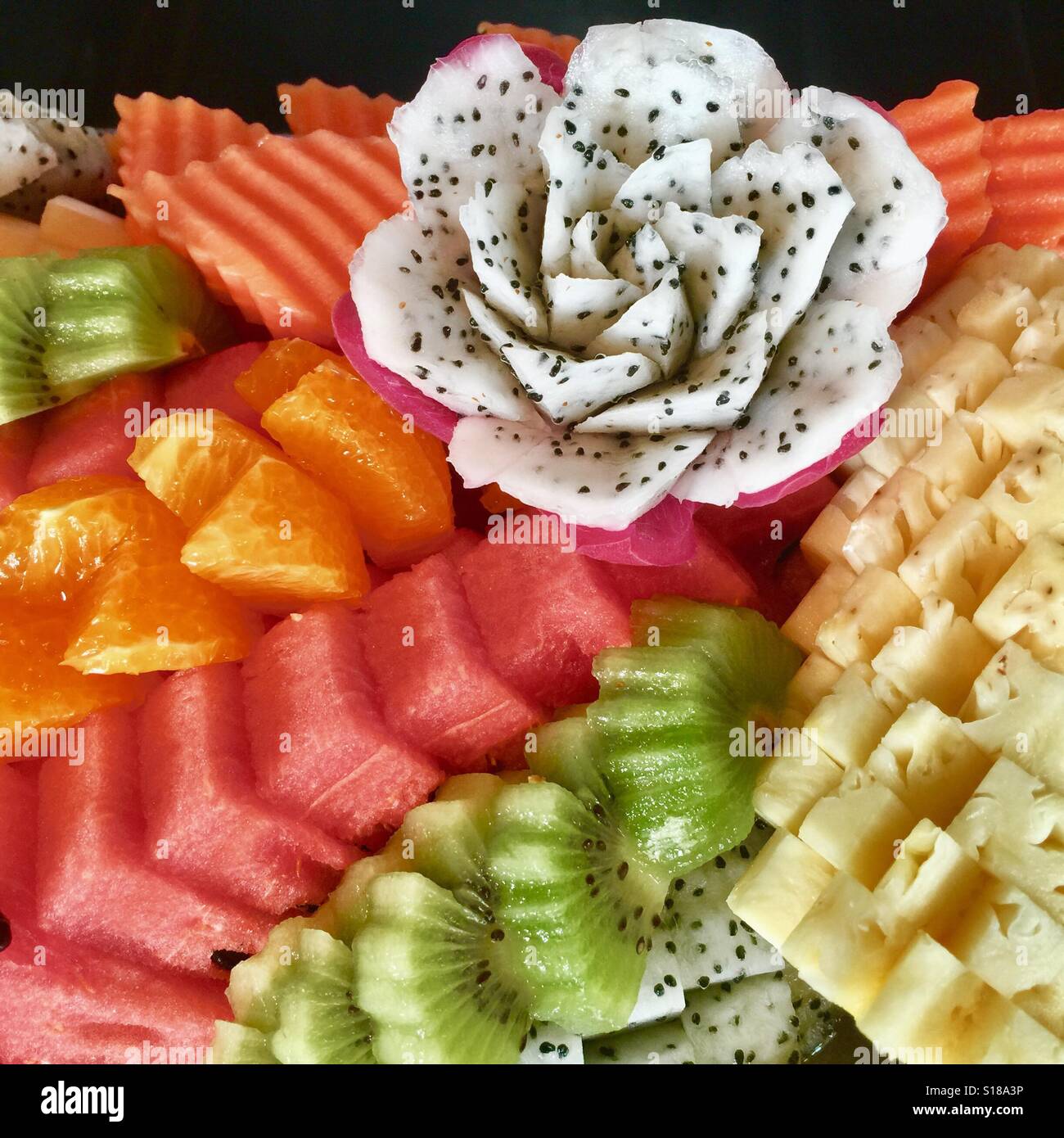 Ein bunten Teller mit Thai Früchte schnitzen Drachenfrucht, Ananas ...