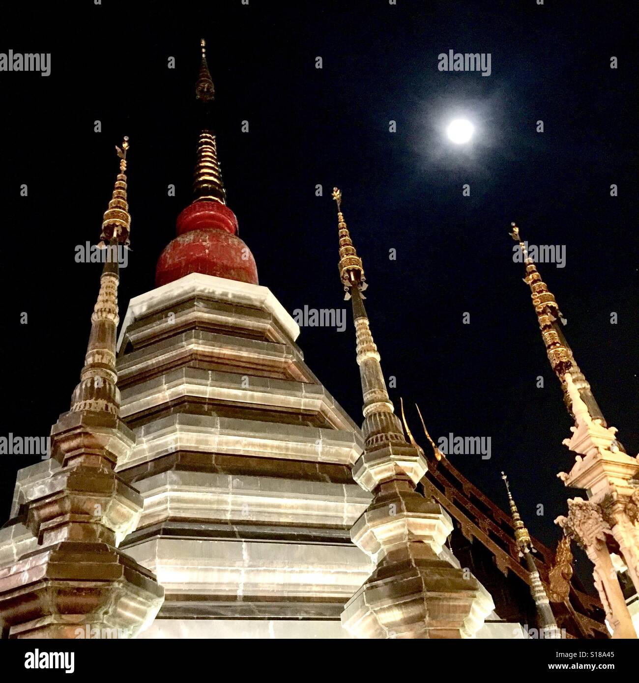 Stupa beleuchtet bei Vollmond am Wat Phan Tao, Chiang Mai, Thailand Stockfoto