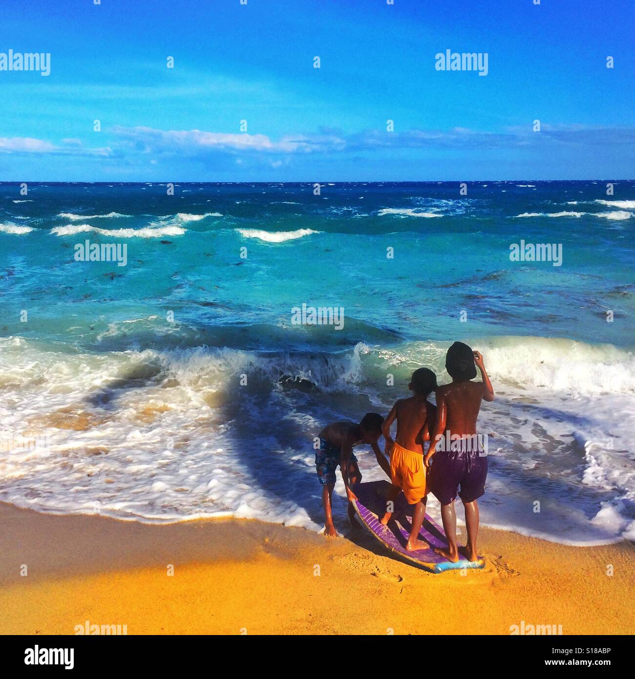 Kinder spielen die großen Wellen des Pazifiks. Stockfoto