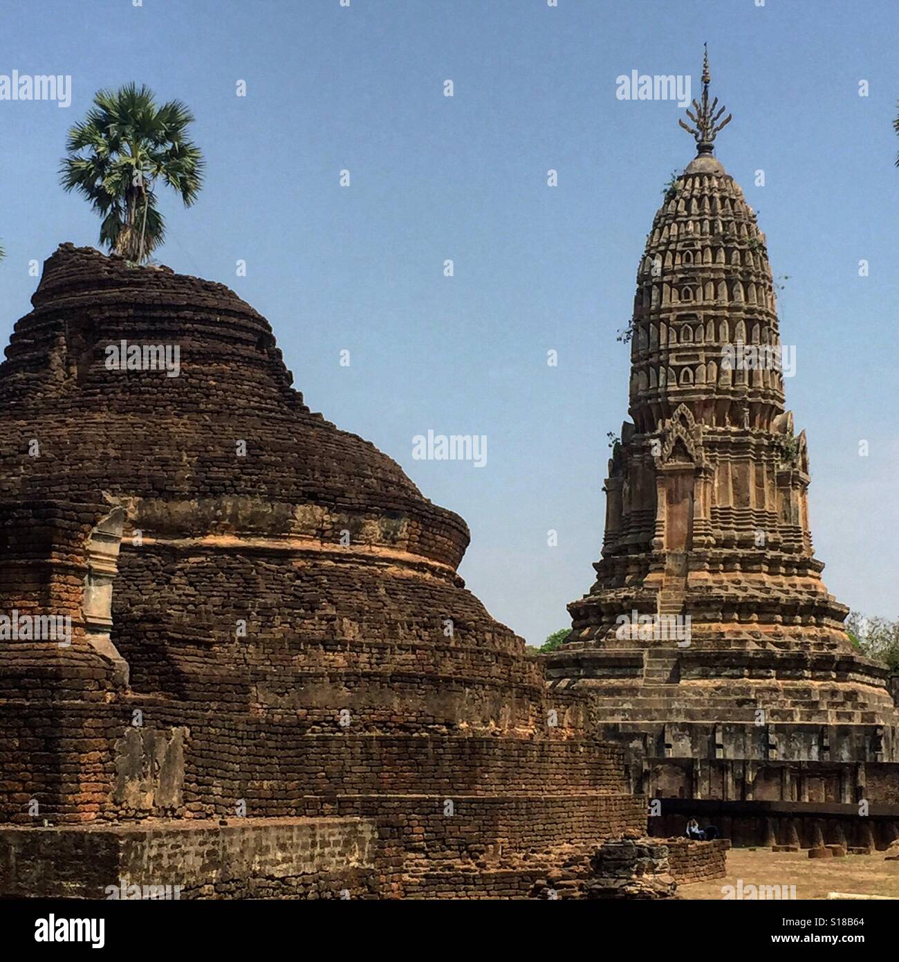 Zwei verschiedene Chedi im Wat Phra Si Ratanamaha Rajvoravihara, Provinz Sukhothai, Thailand Stockfoto