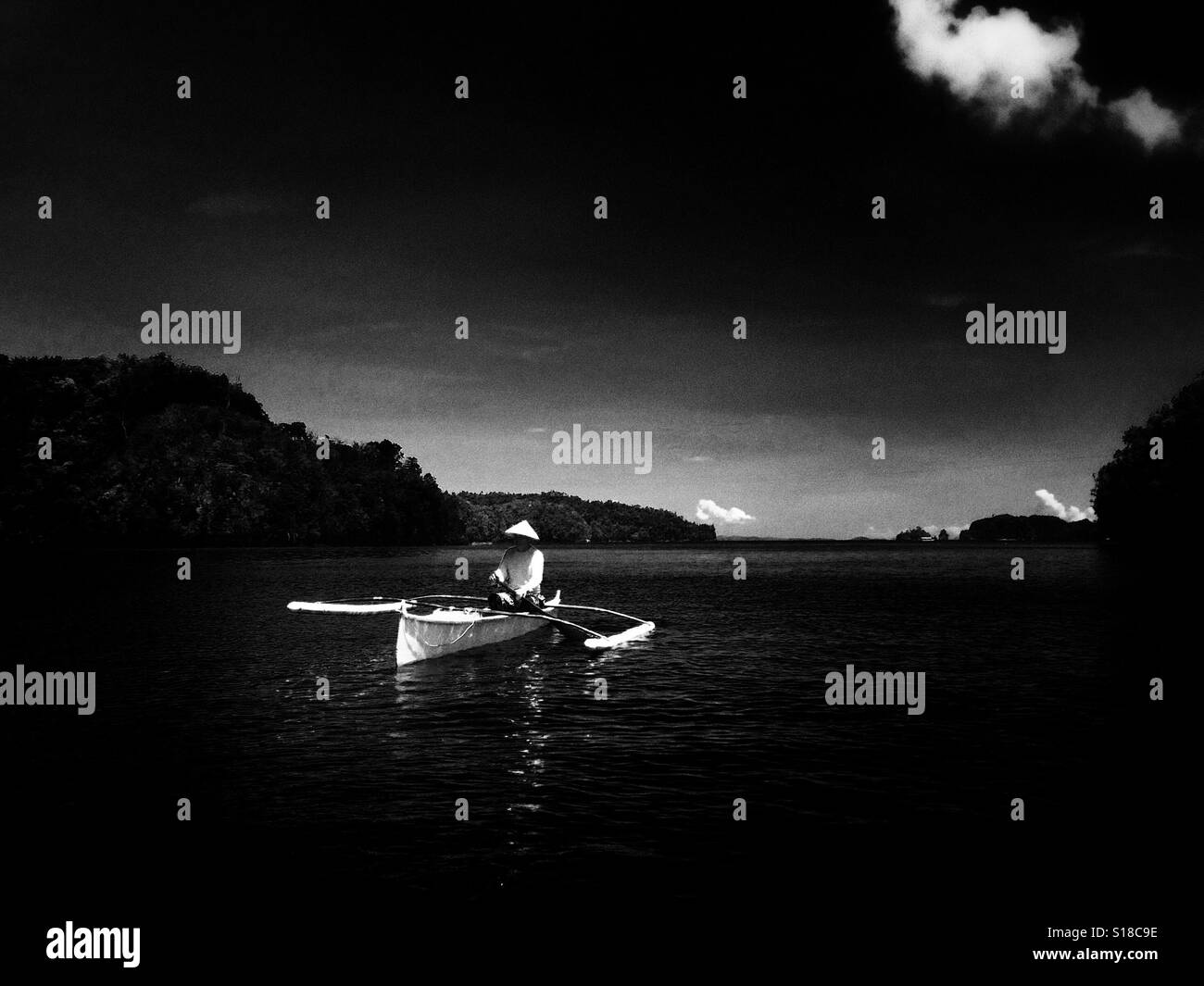 "Durch die Nacht Segeln." Ein Fisher Mann starten im Morgengrauen zu segeln. Stockfoto