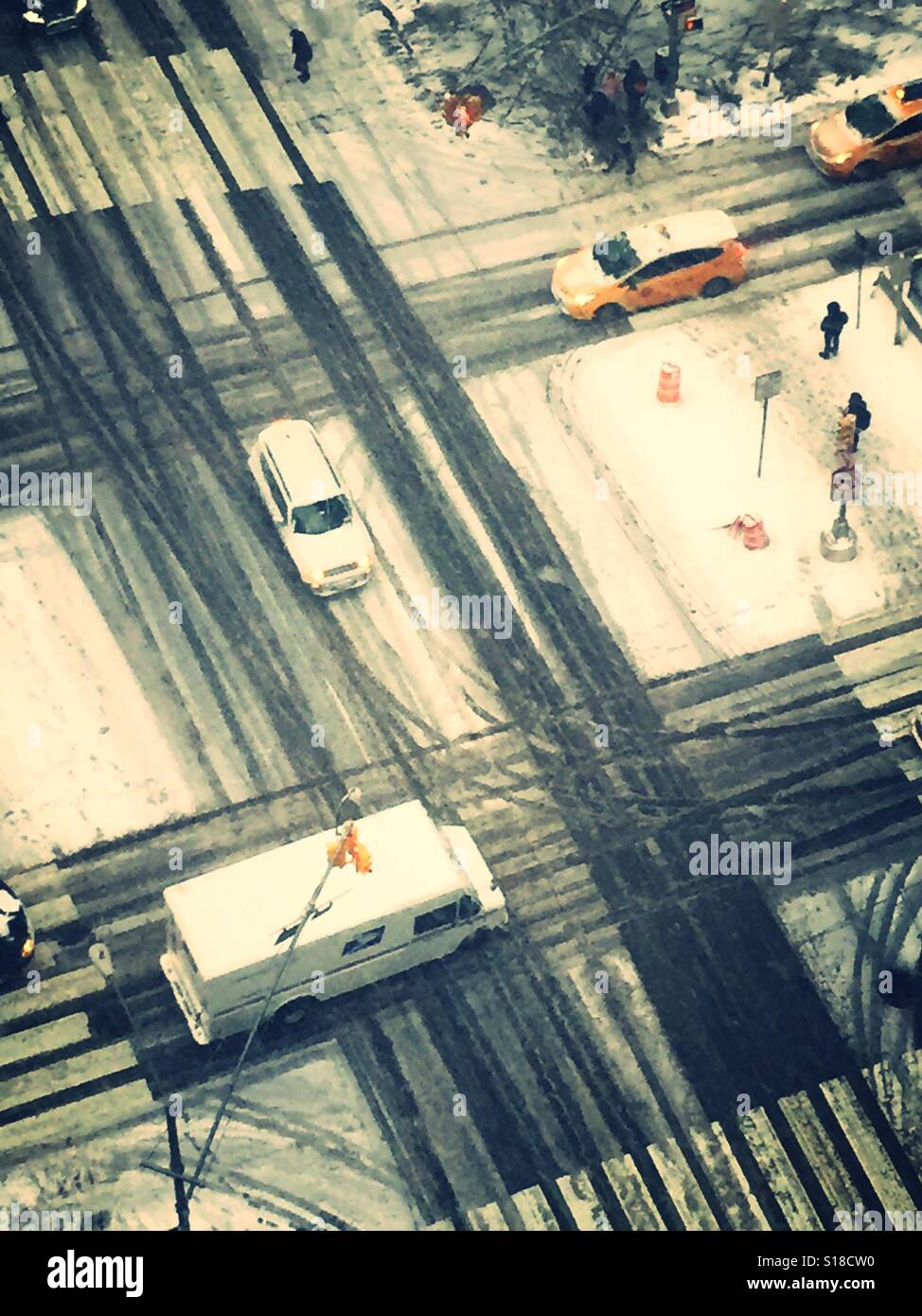 Kreuzung von Park Avenue und 34th St. während Schneesturm, NYC, USA Stockfoto