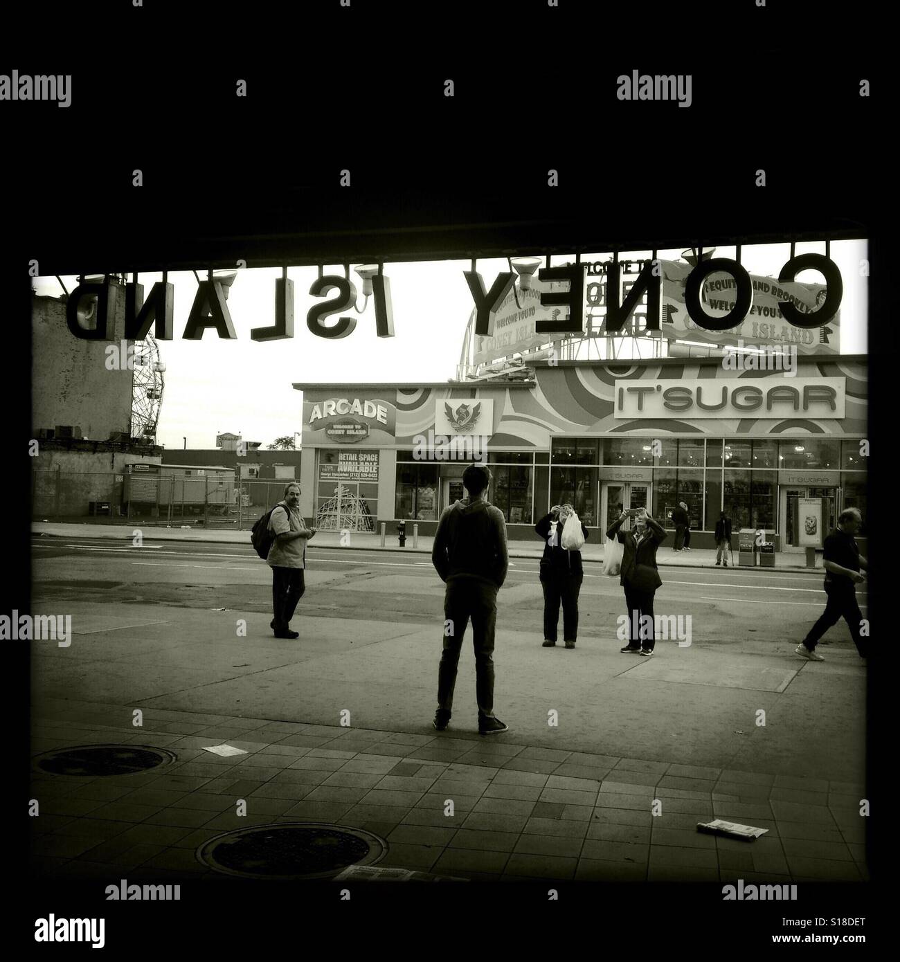 Fußgänger warten und Fotografieren außerhalb der u-Bahnstation Coney Island in Brooklyn, New York. Stockfoto
