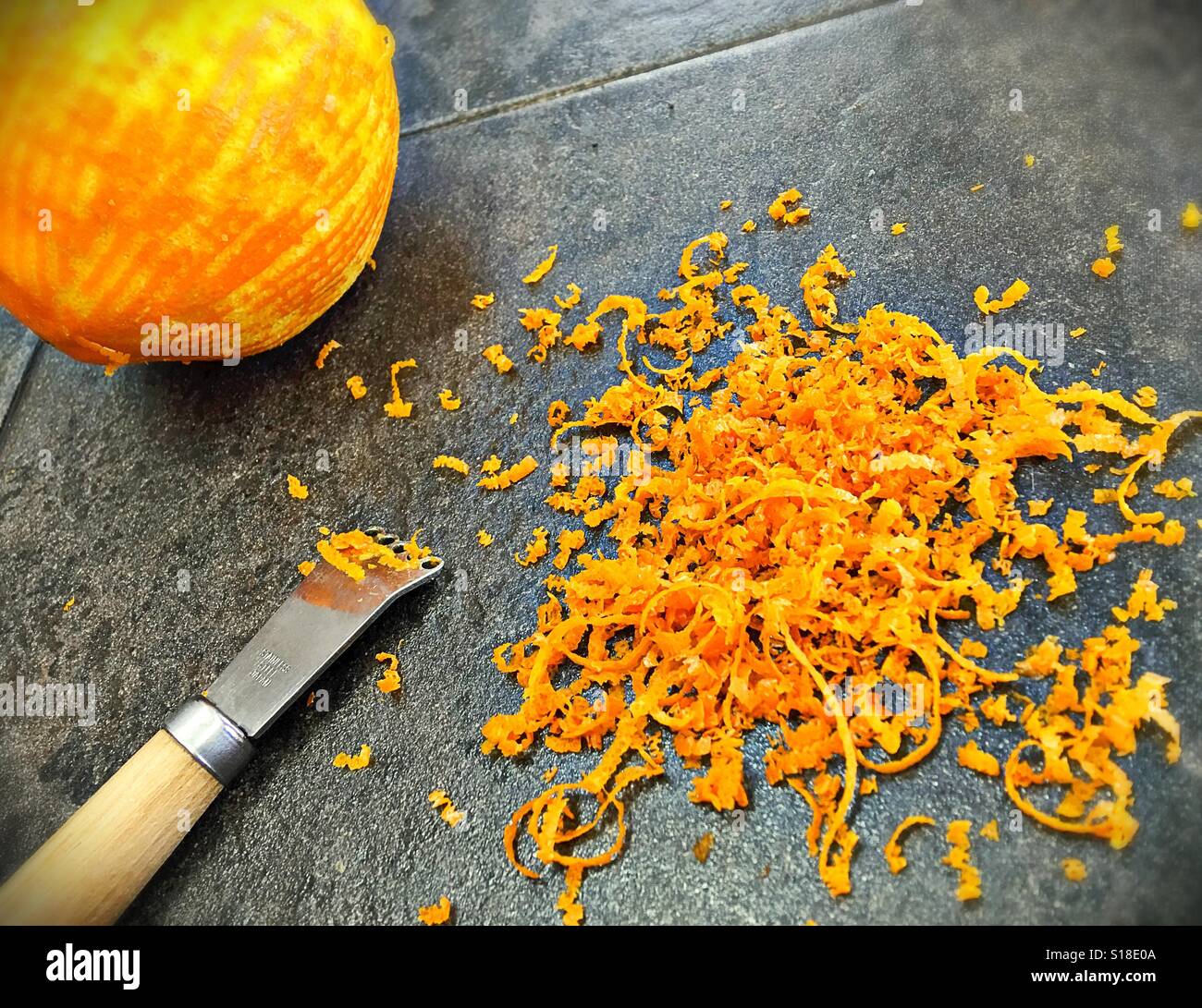 Orangen- und Zitronenschale. Stockfoto