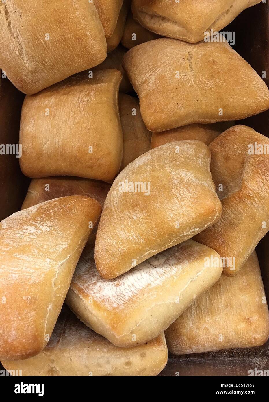 Frisch gebackene, goldenen braunen Ciabatta-Brötchen - Smartphone-aufgenommenes Stockfoto