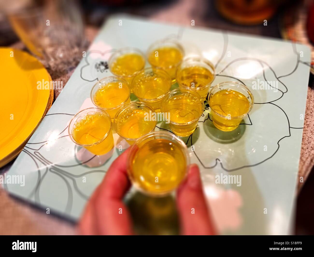 Zitrone Jello Gelatine Wodka Shooters (Unschärfe-Effekt absichtlich hinzugefügt) Stockfoto