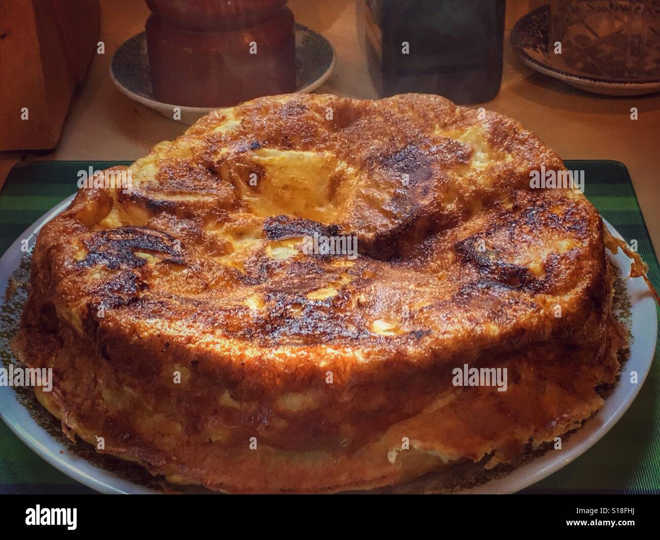 Hausgemachte Kartoffel-Tortilla, frisch gekocht - Smartphone-aufgenommenes Stockfoto