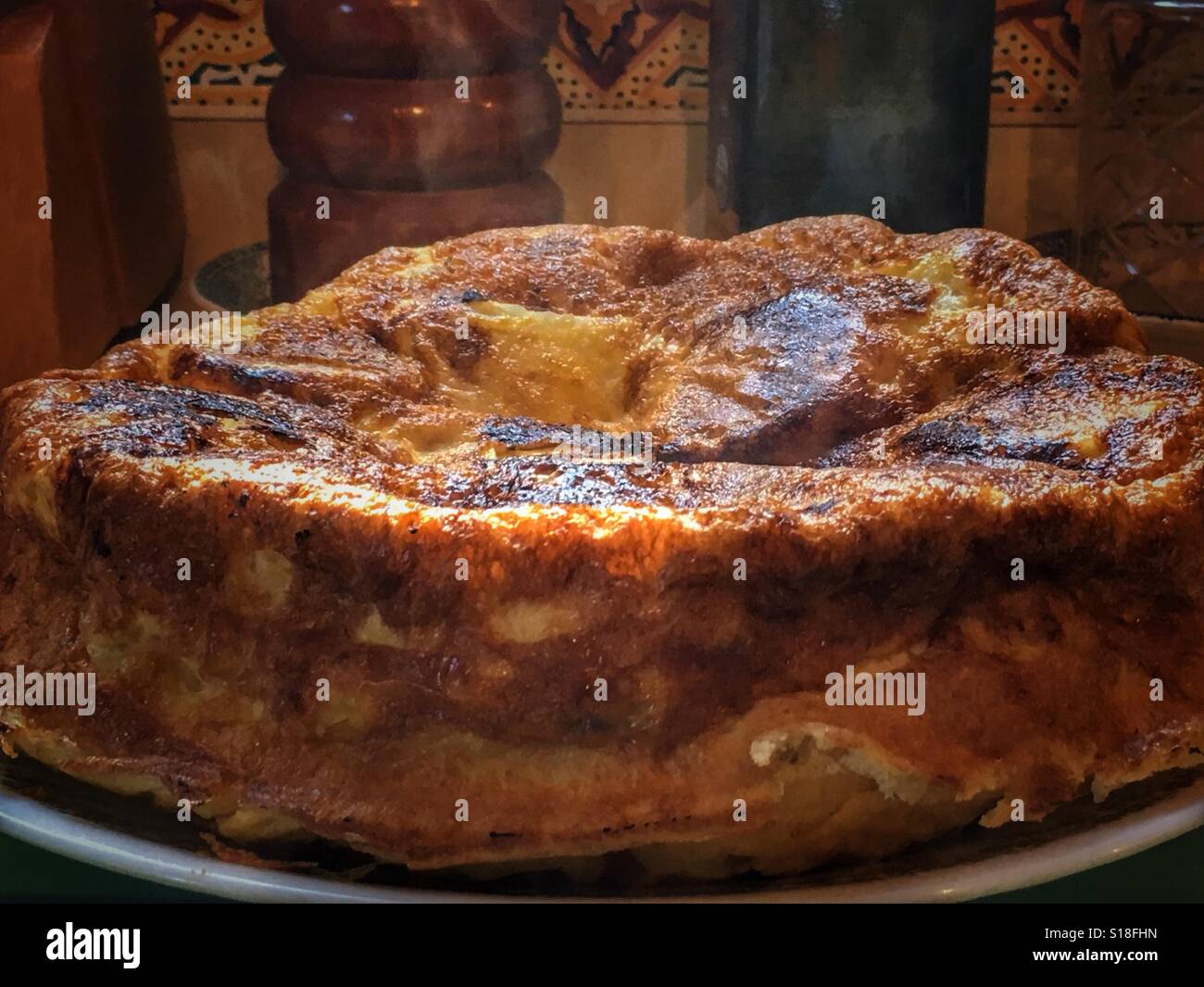 Hausgemachte Rohrleitungen heiße Tortilla, direkt aus der Pfanne nehmen. - Smartphone-aufgenommenes Stockfoto