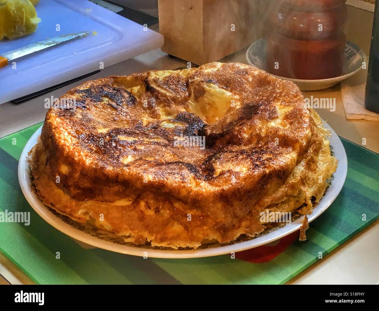 Frisch gekochte Kartoffel-tortilla - Smartphone-aufgenommenes Stockfoto