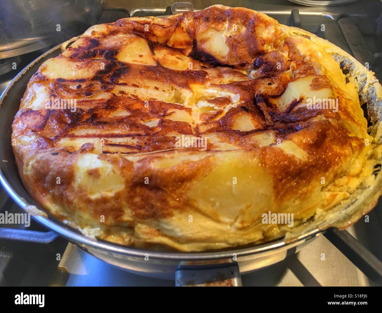 Tortilla oder spanisches Omelett, Kochen auf dem Herd - Smartphone-aufgenommenes Stockfoto