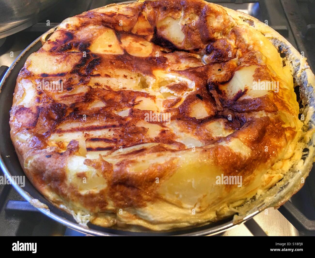 Kochen ein spanisches Omelett, eine tortilla - Smartphone-aufgenommenes Stockfoto