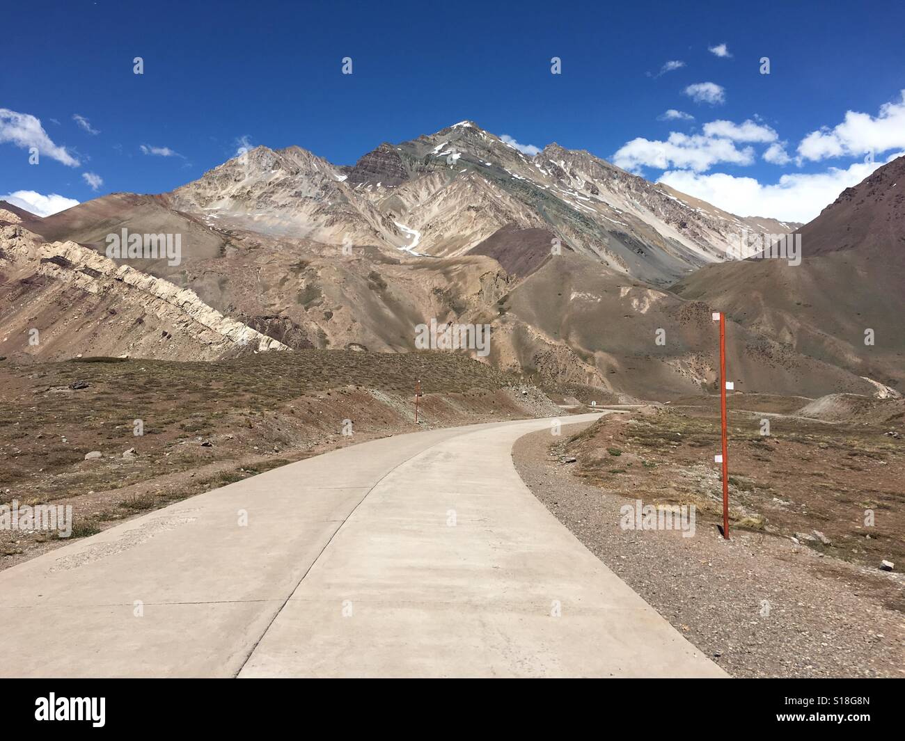 Einsame Straße Überschrift in die Berge Stockfoto