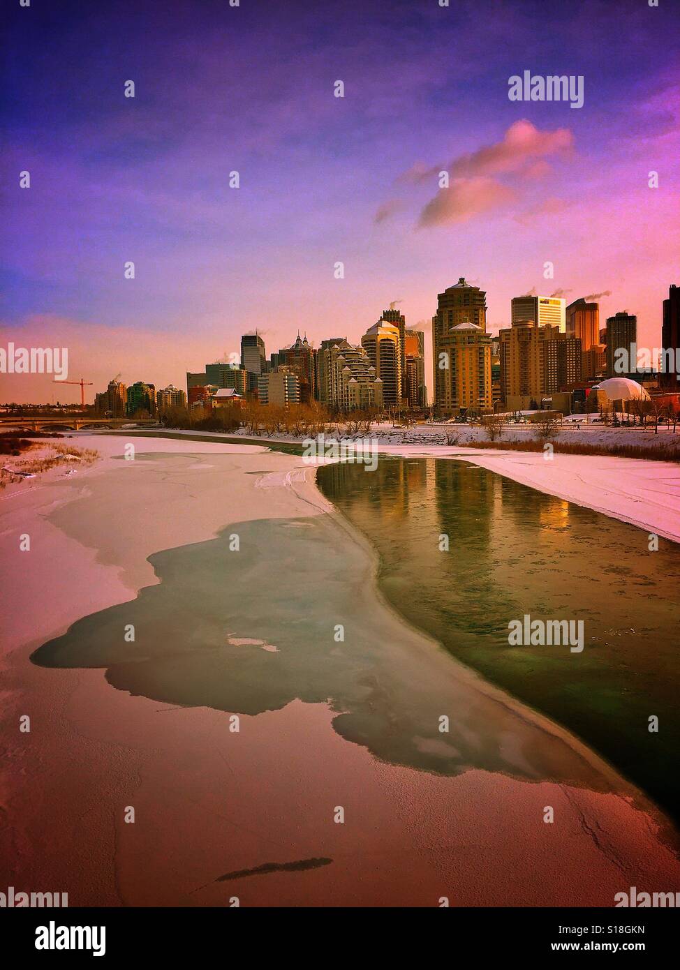 Bow River und die Innenstadt von Calgary im Winter bei 20 c. Stockfoto