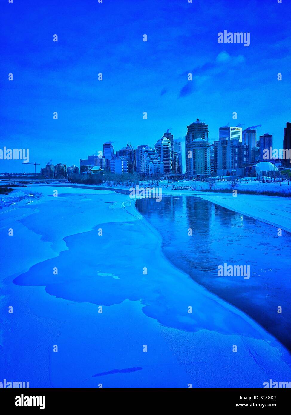 Bow River und die Innenstadt von Calgary im Winter bei 20 c. Stockfoto