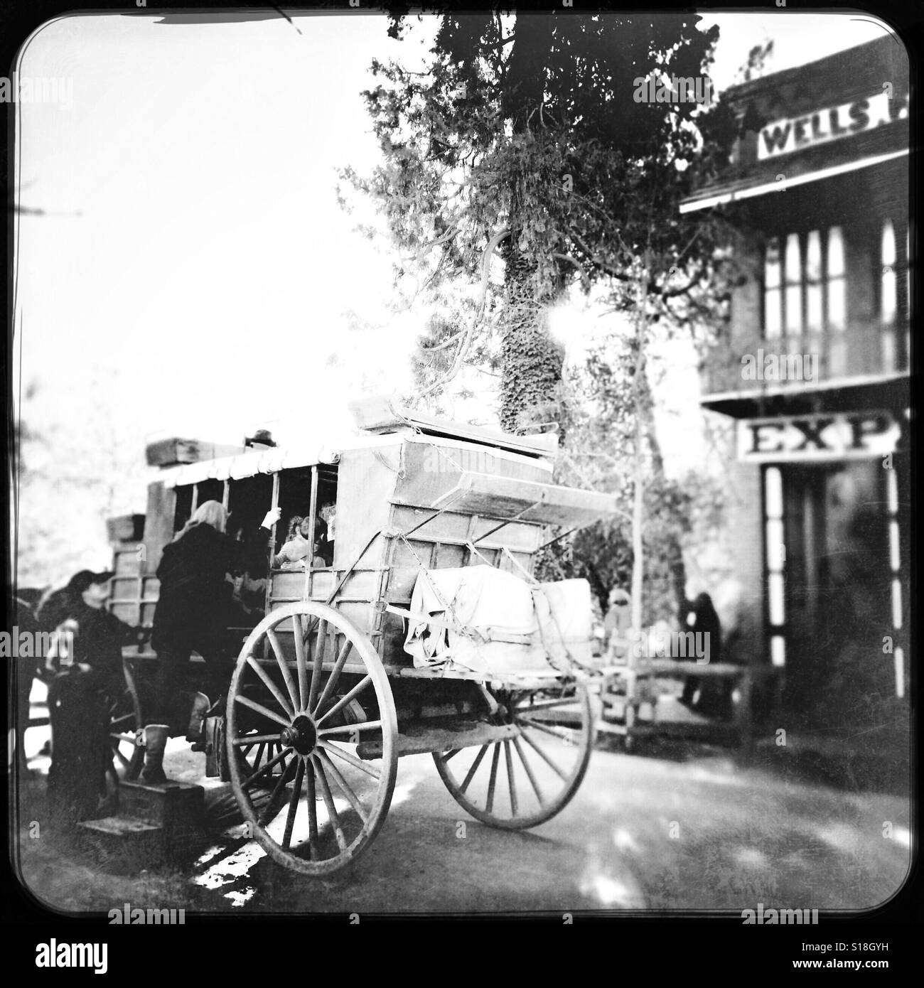 Postkutsche laden Passagiere auf der Main Street. Columbia State Historic Park, Columbia, Tuolumne County, Kalifornien, USA Stockfoto