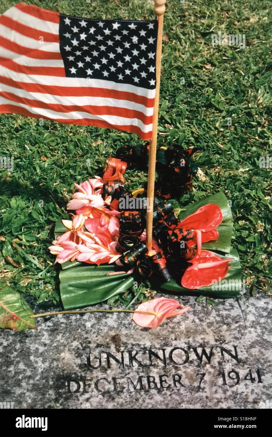 Ein Grab des unbekannten Soldaten auf dem National Memorial Cemetery of the Pacific in Punchbowl Crater in Honolulu, Hawaii getroffen Stockfoto