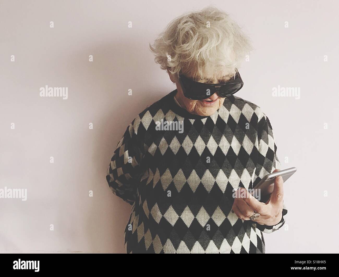 Ältere Dame Holding Telefon Stockfoto
