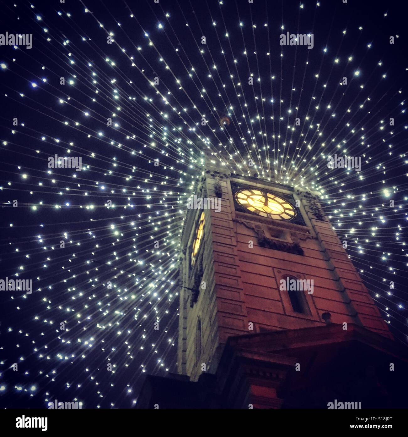 Uhrturm mit schönen Lichtern Stockfoto