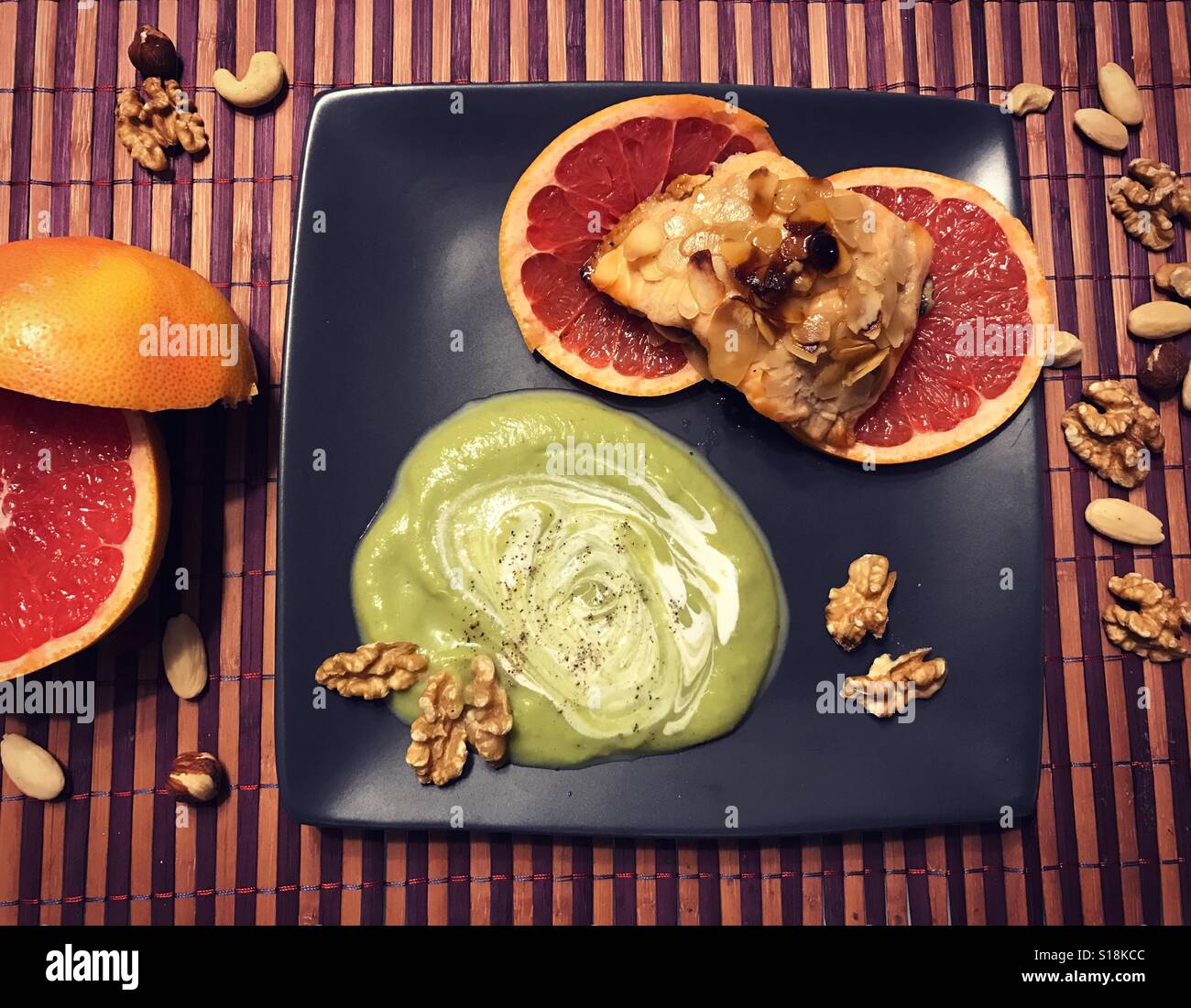 Gebackener Lachs und Brokkoli pürieren mit Walnüssen zum Mittagessen. Gesundes hausgemachtes Mittagessen Stockfoto