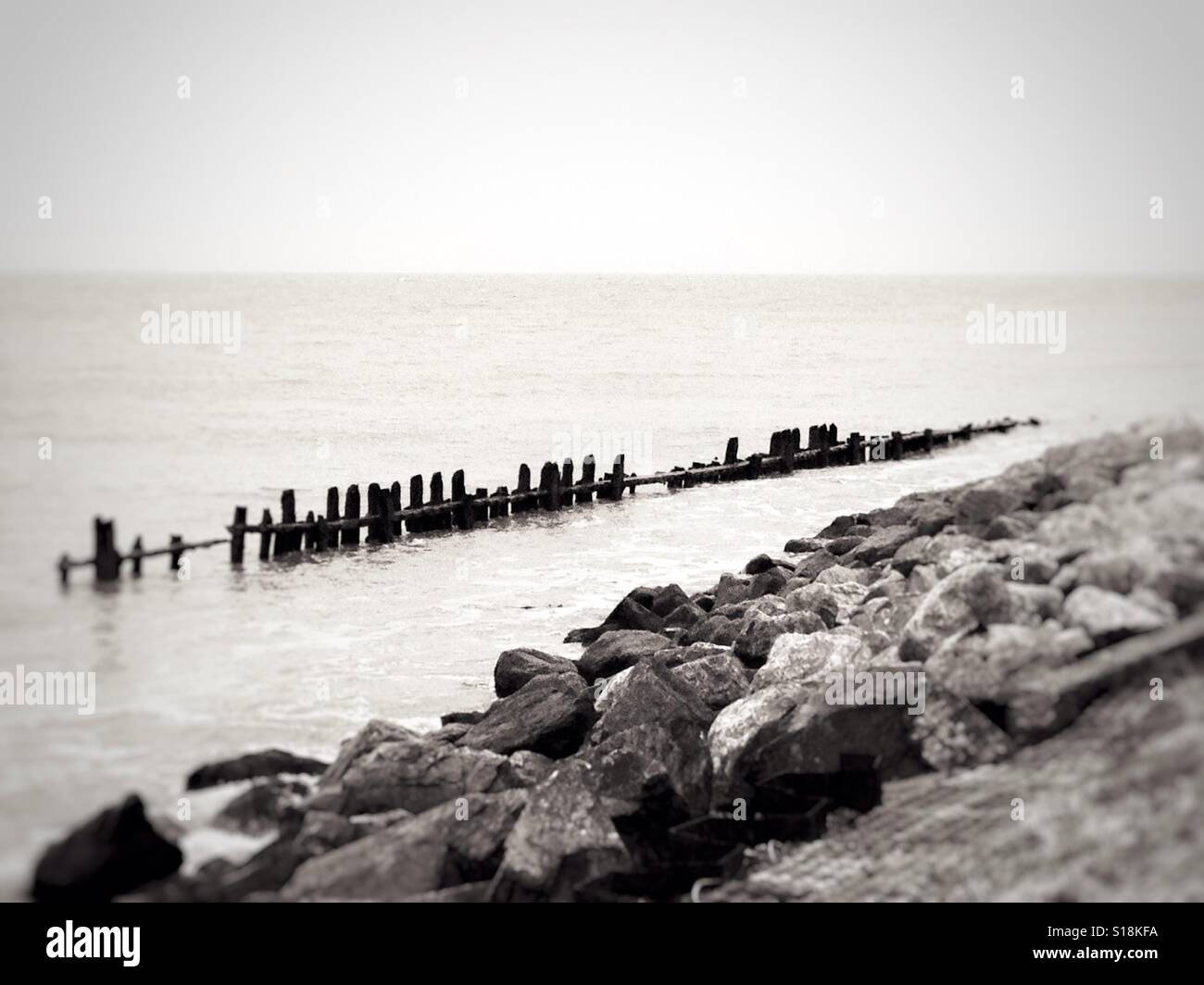 Alten hölzernen Wellenbrecher und Rockmusik Rüstung Küstenschutz, Osten Lane, Bawdsey, Suffolk, UK. - Smartphone-aufgenommenes Stockfoto