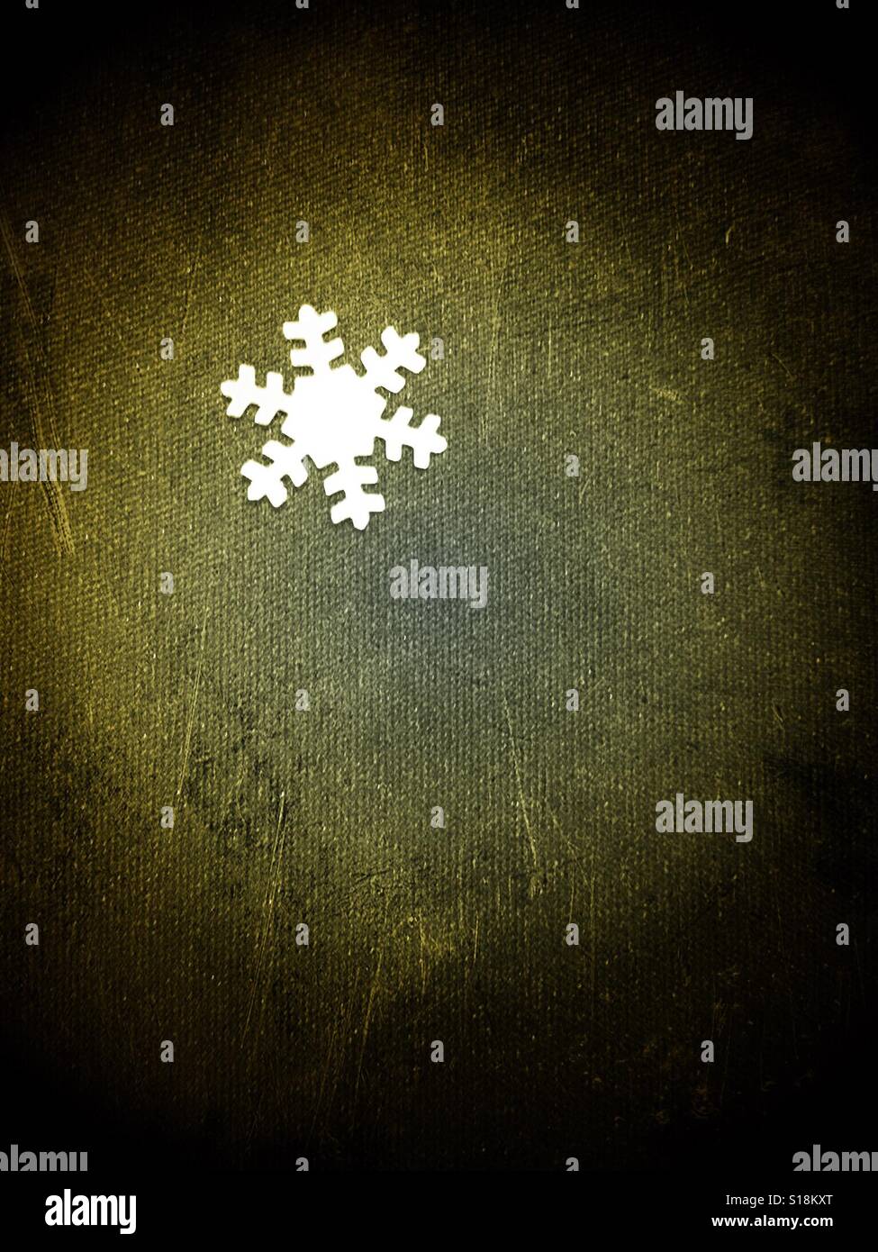 Einzigen weißen Schneeflocke auf dunkelgrünen Hintergrund - Smartphone-aufgenommenes Stockfoto