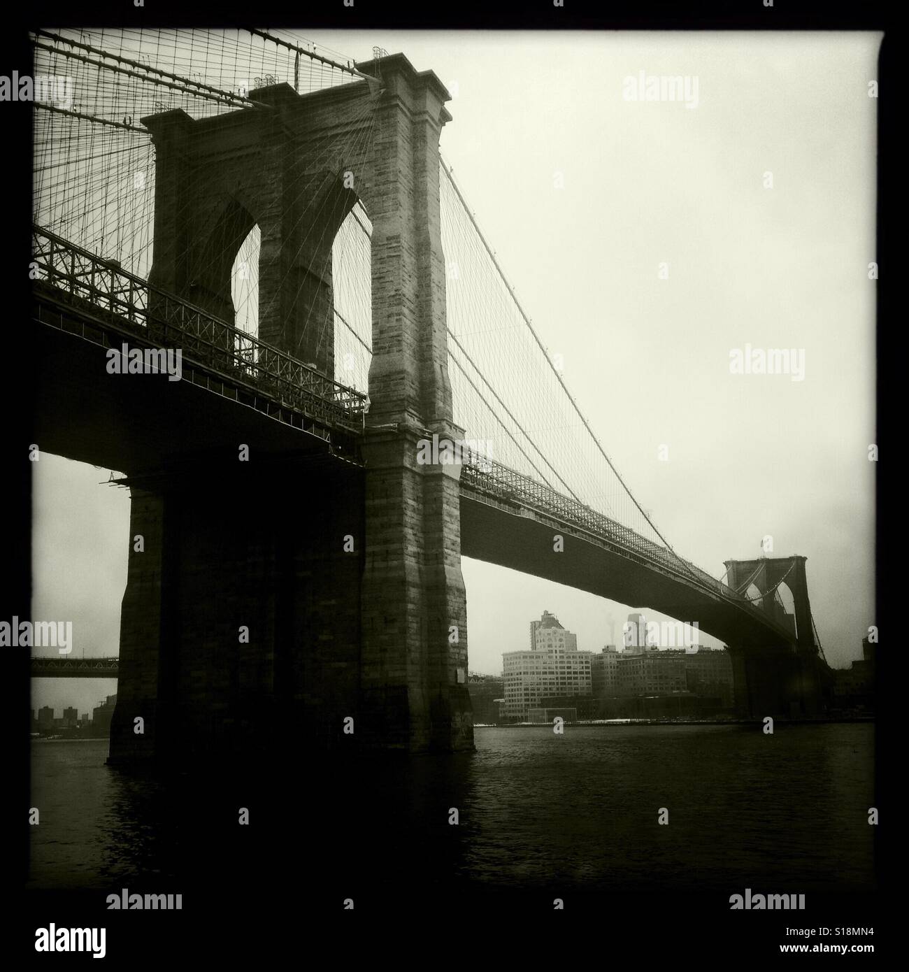 Ein Blick auf die Brooklyn Bridge in New York City. Stockfoto