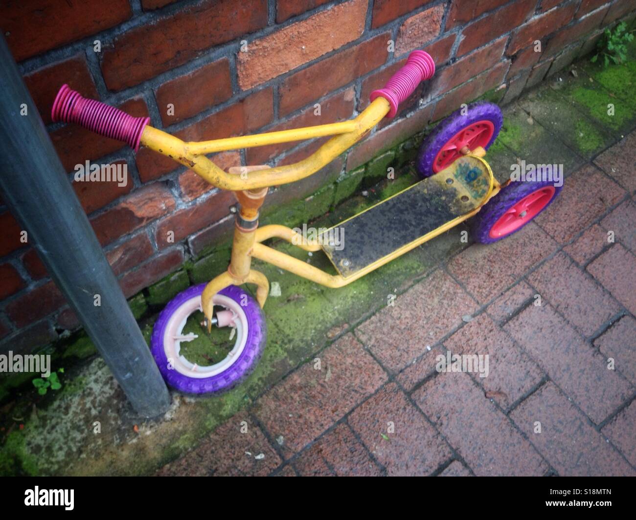 Kinder Scooter mit gebrochenen Rad Stockfoto