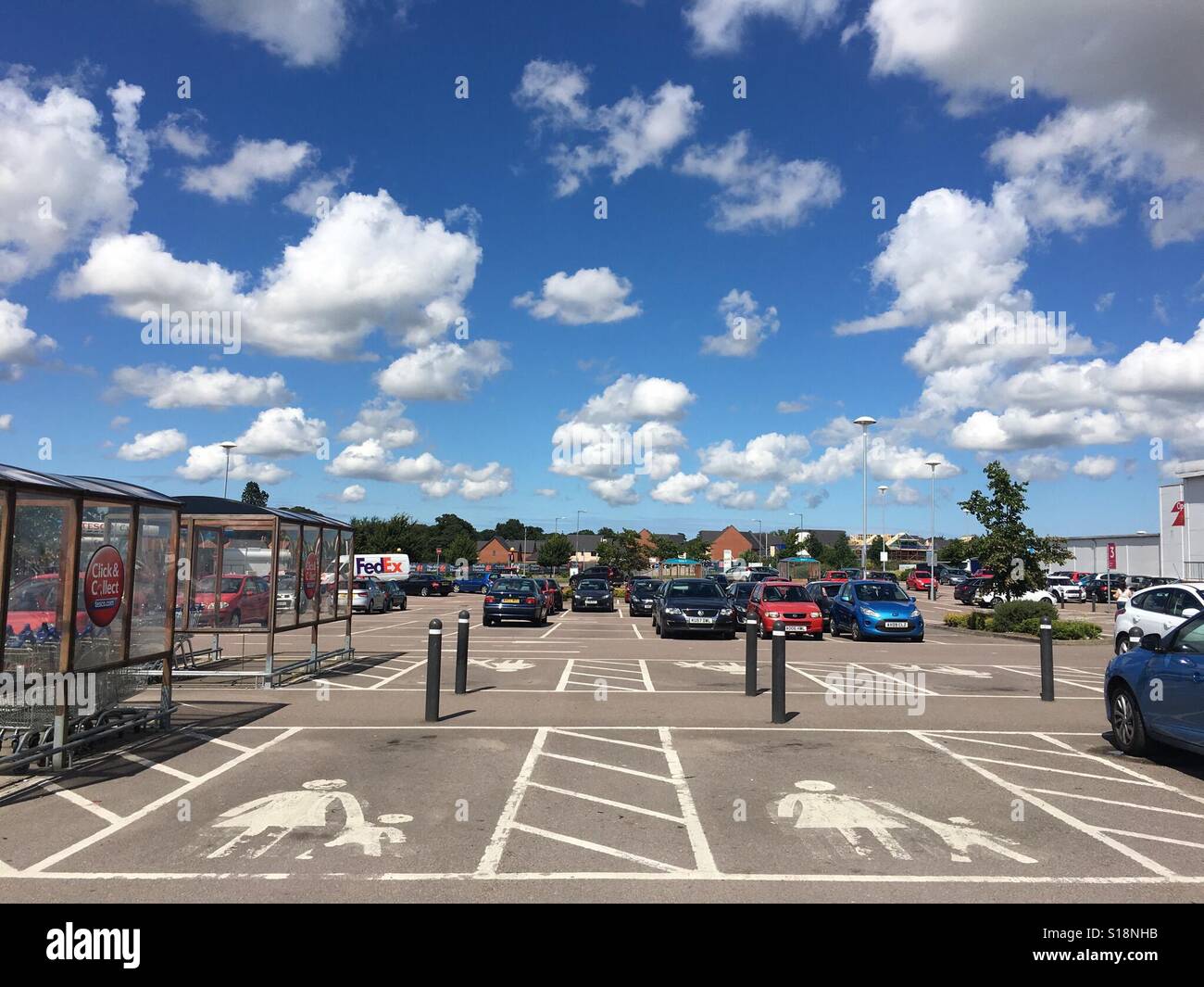 Eltern-Kind-Parkplätze, super Markt Parkplatz, Norwich, Norfolk, Großbritannien Stockfoto