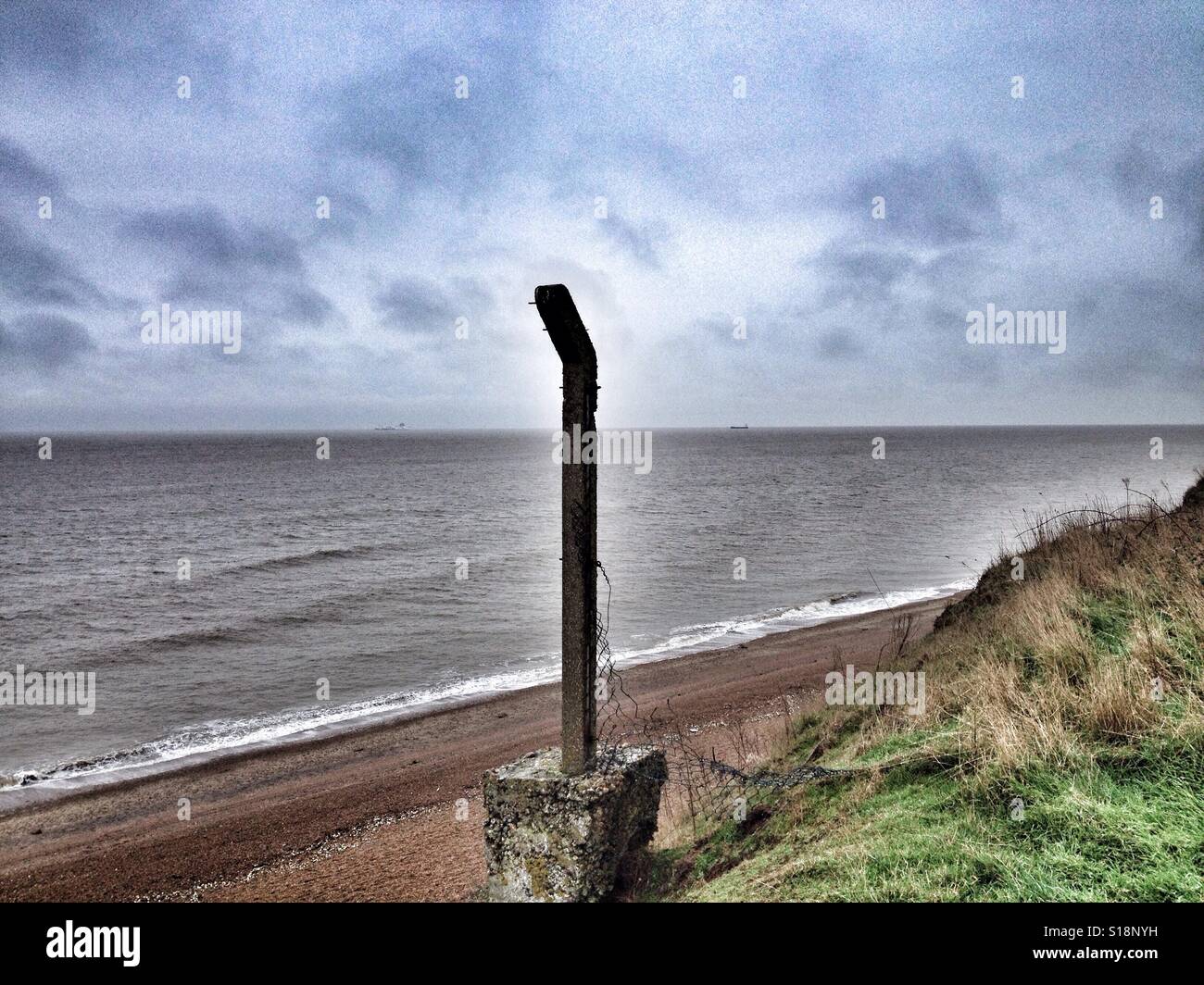 Sicherheitszaun der ehemaligen RAF Bawdsey kalten Krieges Radar- und Raketenbasis, Suffolk, UK. - Smartphone-aufgenommenes Stockfoto