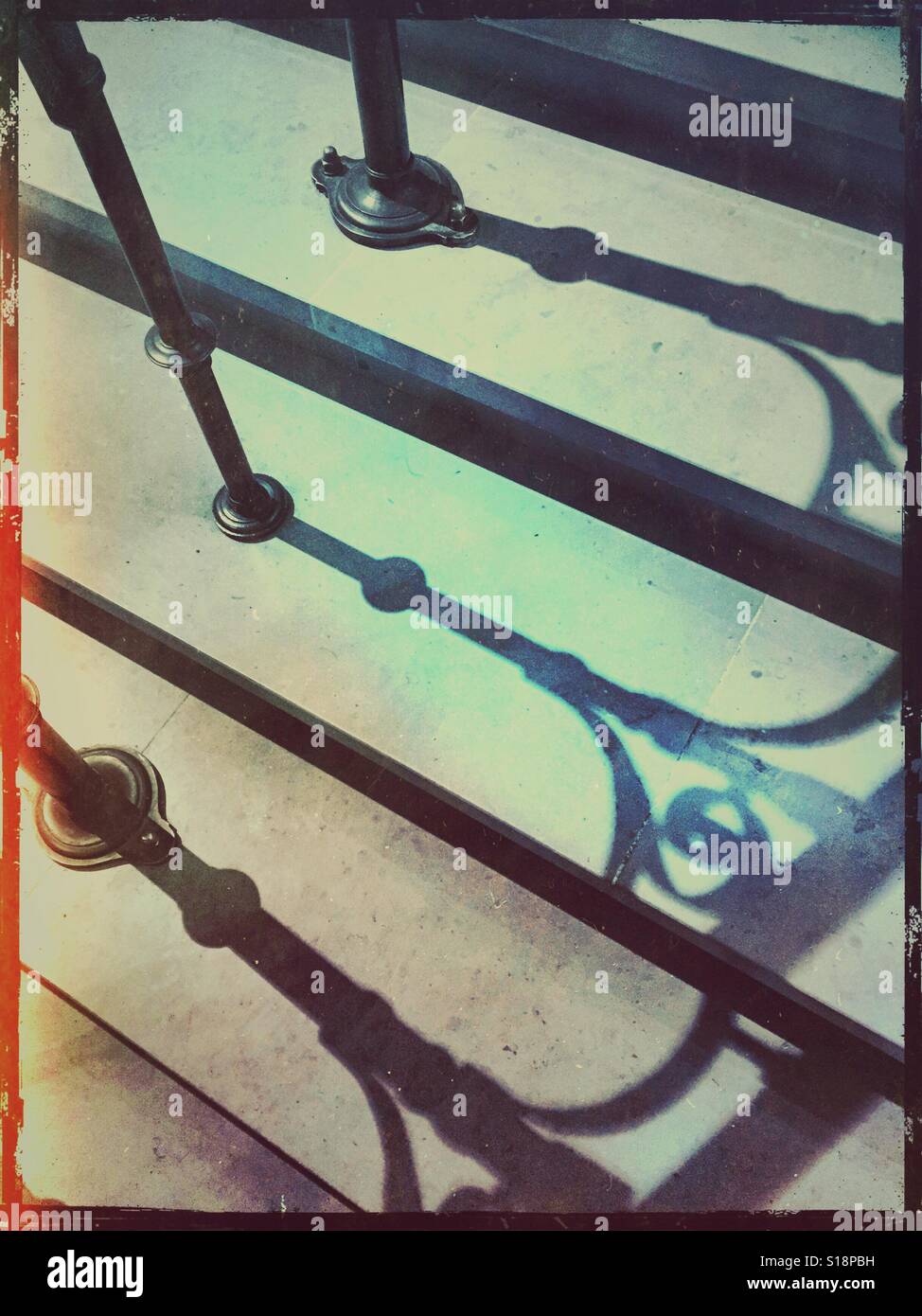 Schmiedeeisen Geländer Schatten auf Treppe - Smartphone-aufgenommenes Stockfoto