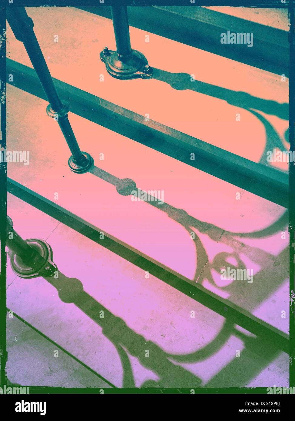 Schmiedeeisen Geländer Schatten auf Treppe - Smartphone-aufgenommenes Stockfoto