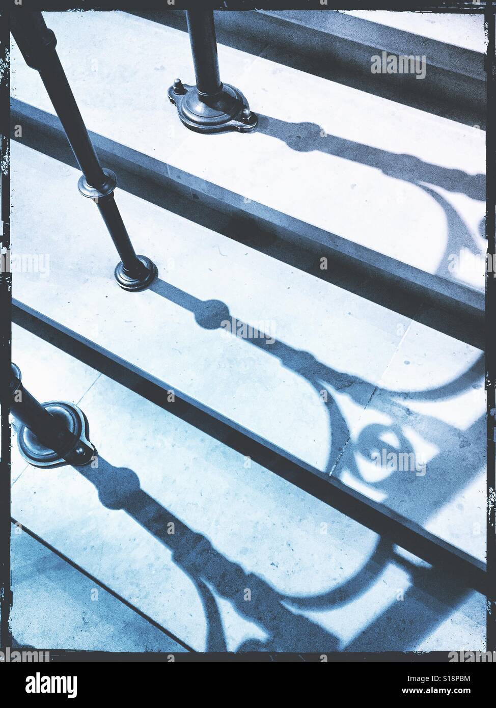 Schmiedeeisen Geländer Schatten auf Treppe - Smartphone-aufgenommenes Stockfoto