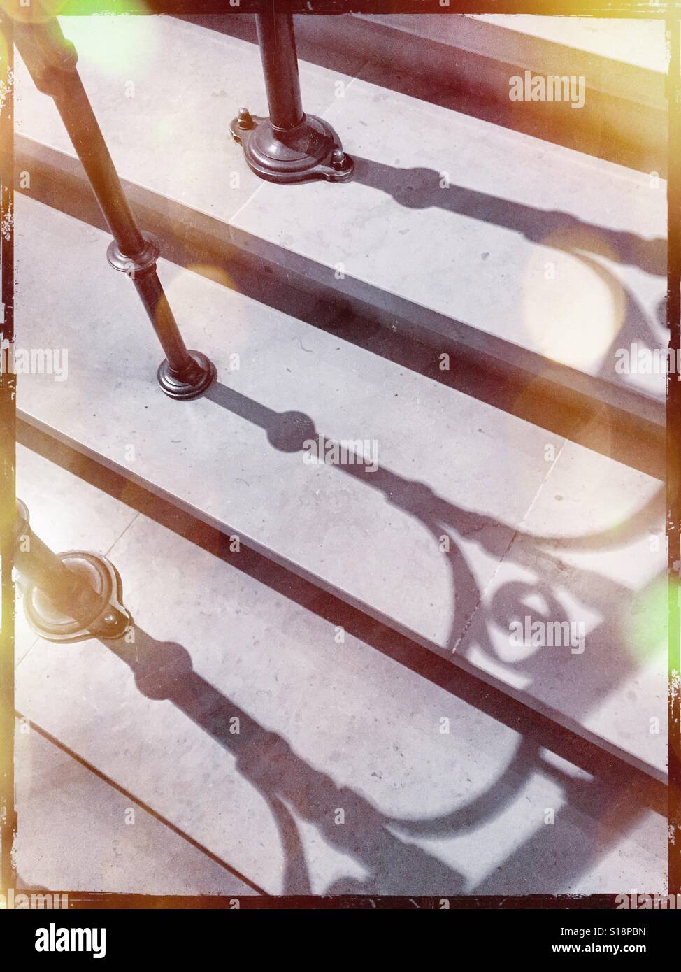 Schmiedeeisen Geländer Schatten auf Treppe - Smartphone-aufgenommenes Stockfoto