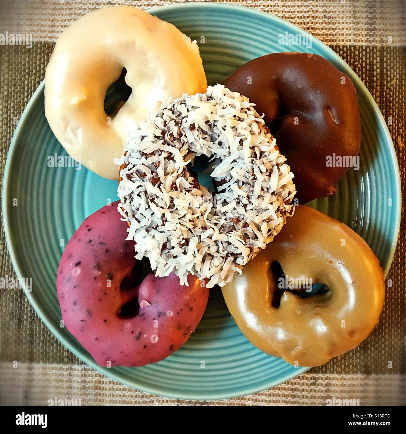 Eine Platte von Donuts. Stockfoto