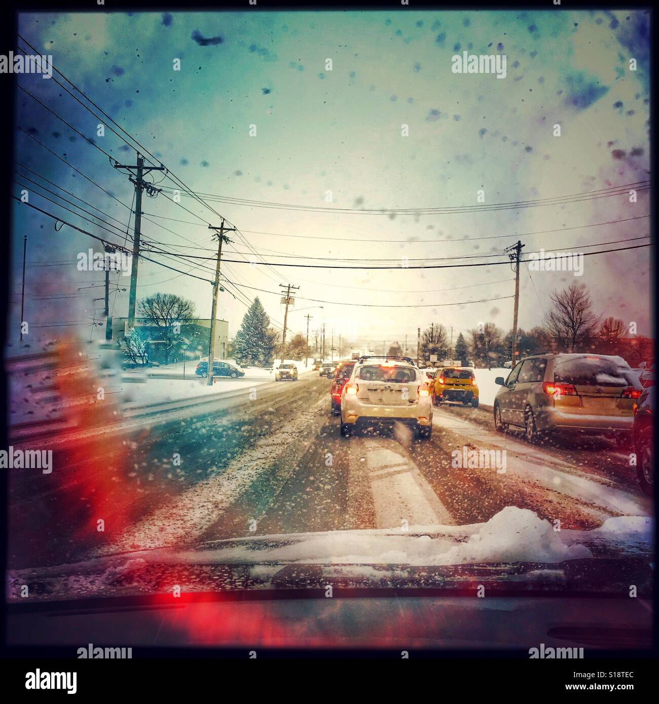 Sitzen im Verkehr an einem verschneiten Tag. Stockfoto
