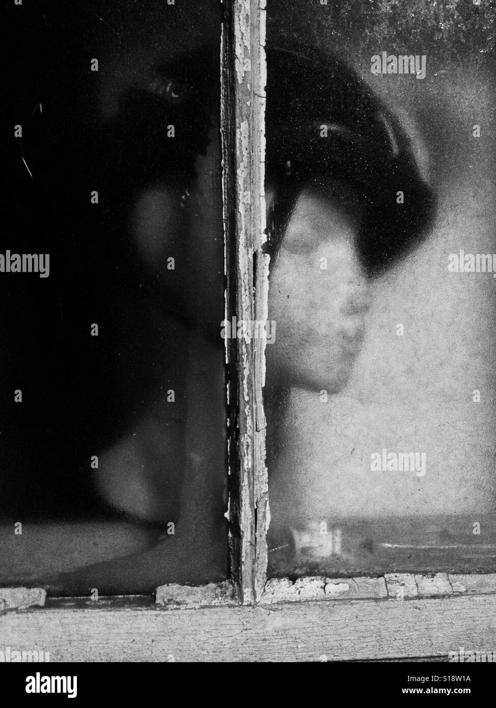 Styropor Kopf mit Fahrradhelm im Fenster einen Schuppen - Smartphone-aufgenommenes Stockfoto