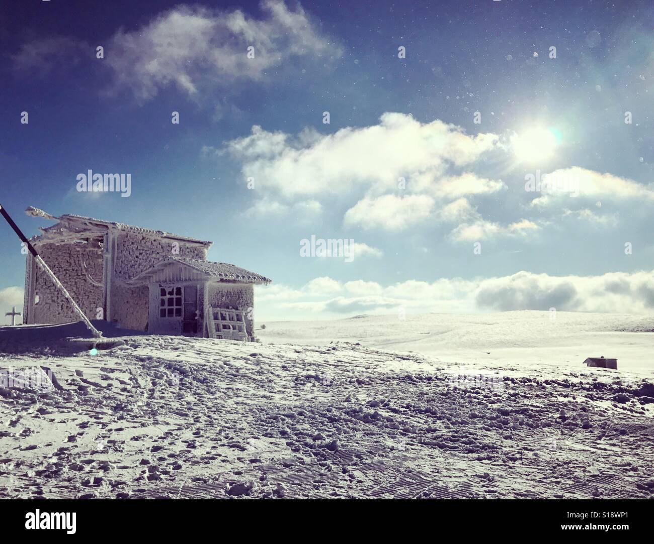 Schneebedeckte Berg-Chalet im Winter. Winterlandschaft. Hölzerne Hütte im Winter. Gefrorene Haus in einer verschneiten Winterlandschaft Stockfoto