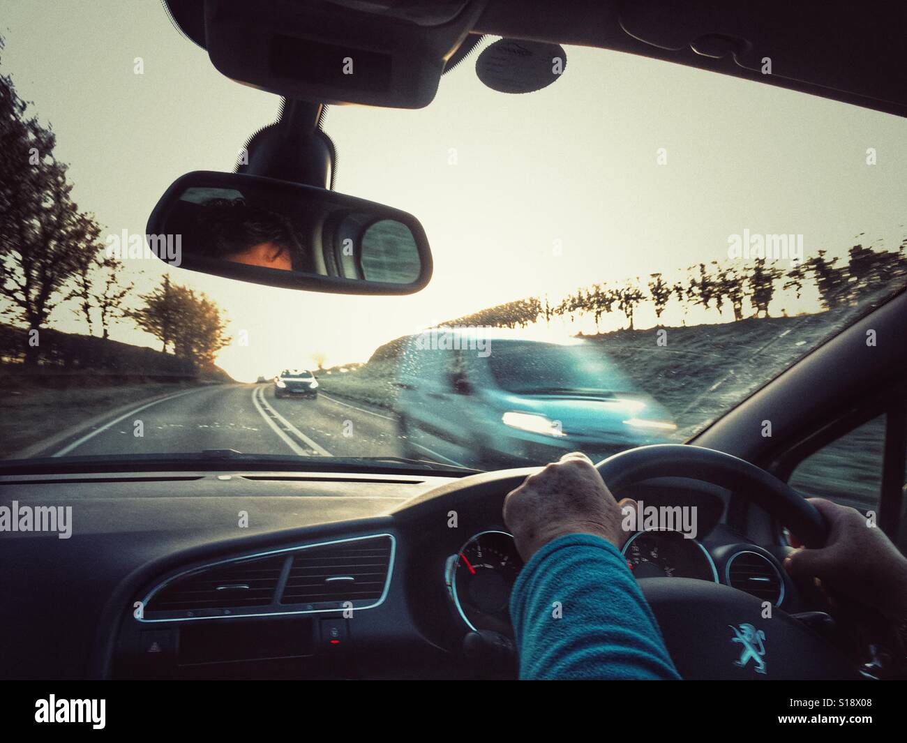 POV auf der Straße, am frühen Morgen Pendler - Smartphone-aufgenommenes Stockfoto