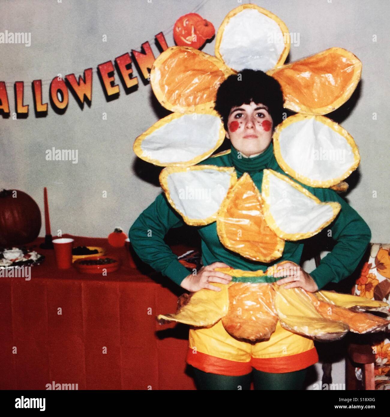 Eine Frau, gekleidet wie eine Blume auf einer Halloweenparty - Smartphone-aufgenommenes Stockfoto