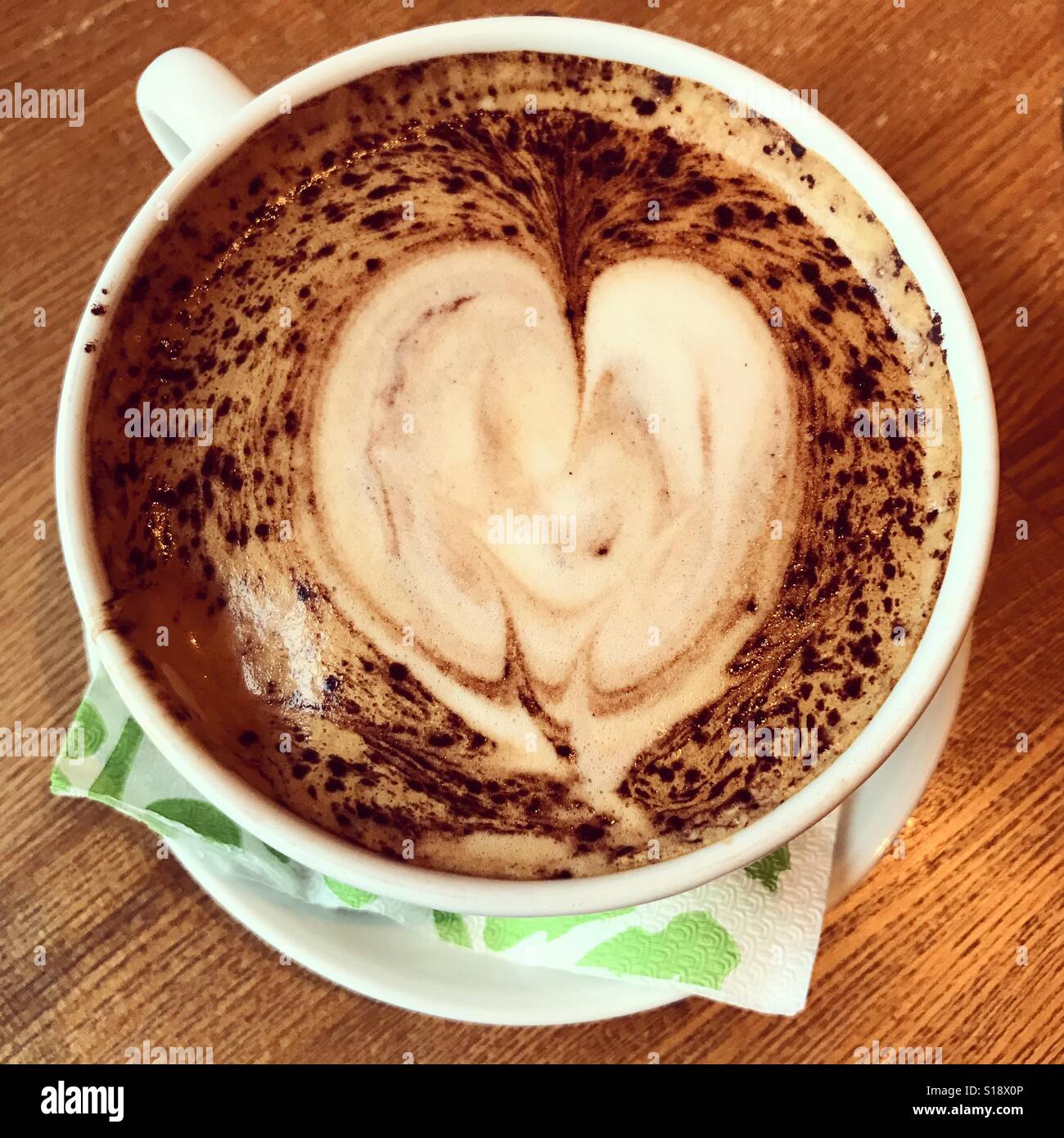 Kaffeetasse. Kaffee mit herzförmigen Schaum und Schokolade obendrauf. Heißes Getränk. Warmes Getränk Stockfoto