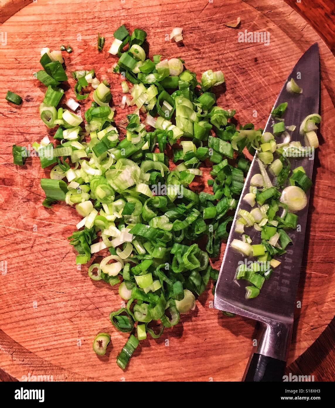 Hacken Frühlingszwiebeln Stockfoto