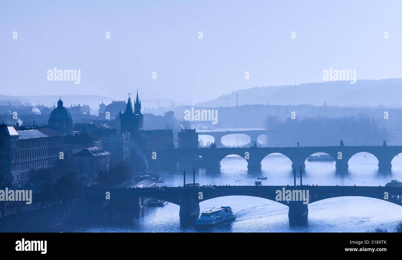 Prag Vitava Fluss und die Karlsbrücke Stockfoto