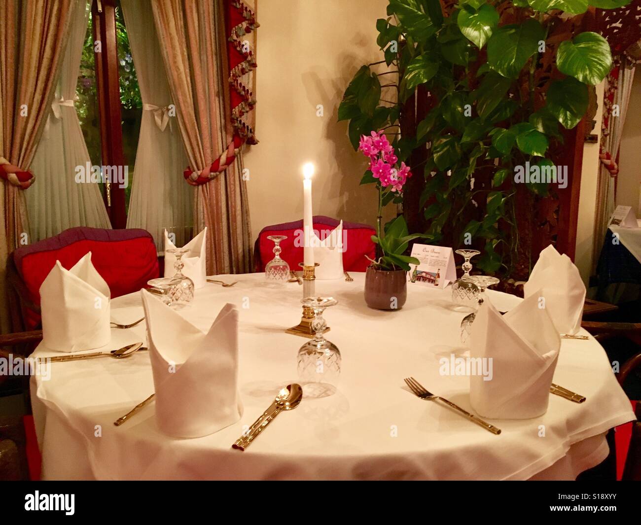 Whit Tisch mit Servietten, Restaurants für das Abendessen, Norfolk, Großbritannien Stockfoto