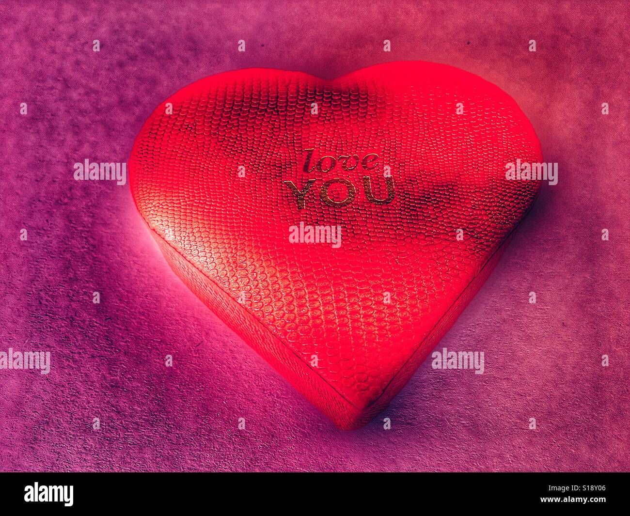 Rotes Herz in Form einer Box mit den Worten Love You - Smartphone-aufgenommenes Stockfoto