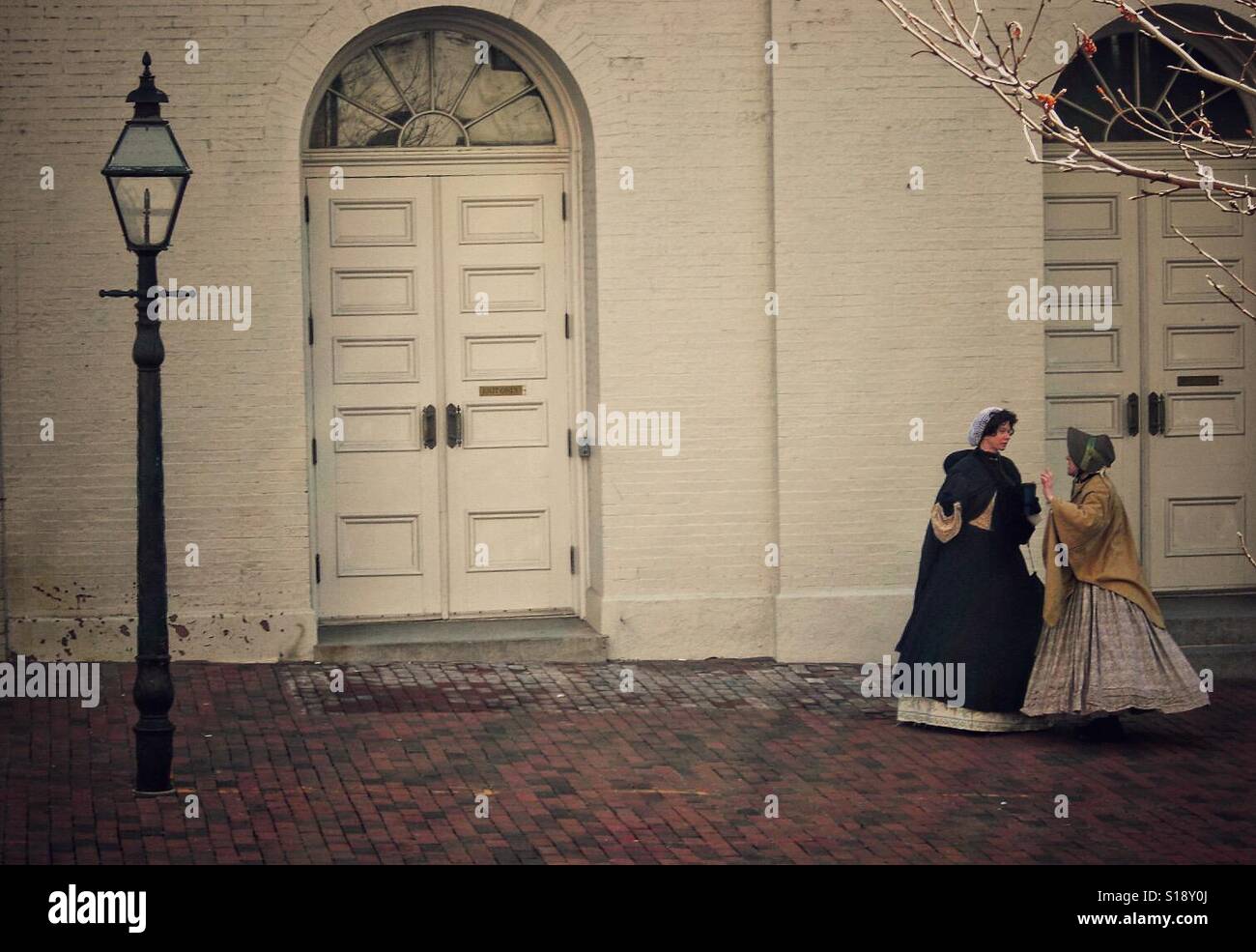 Frauen, gekleidet in Vintage Clothing sprechen außerhalb Ford es Theater Stockfoto